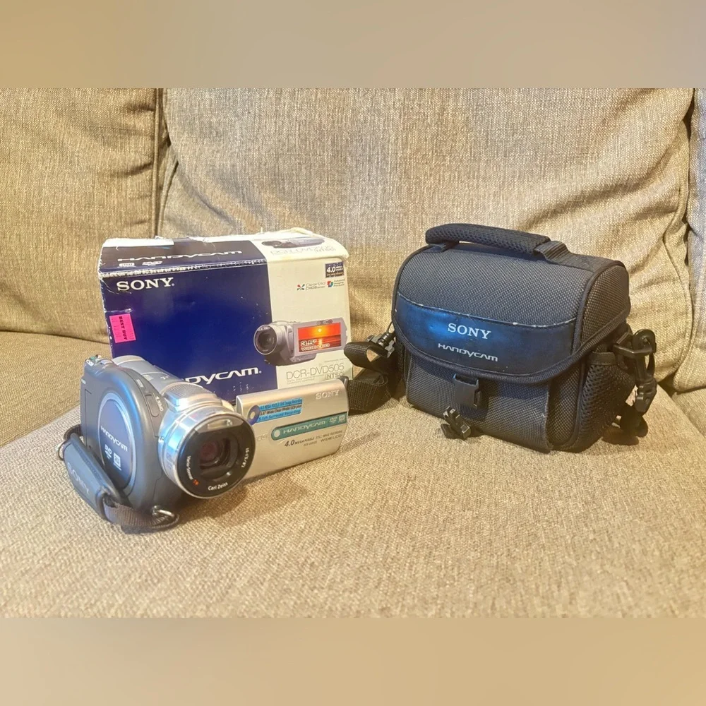 NEW: Sony Handycam Camcorder DCR- DVD505 w/ Carry Case, Battery, Charging Cable